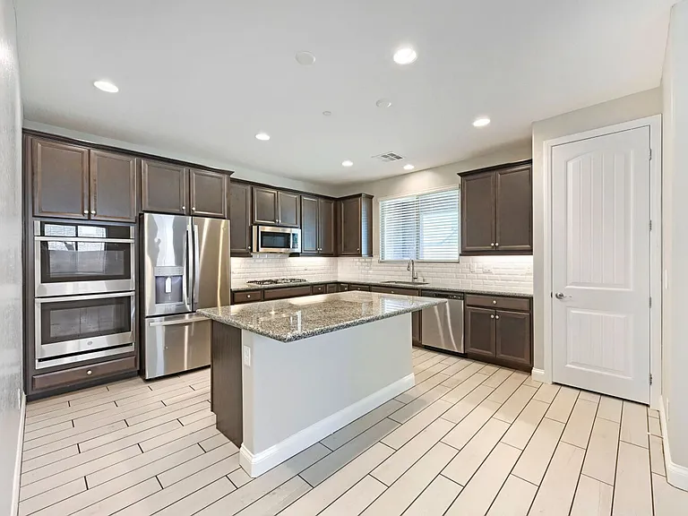 164 Pace Ave — Photo 2