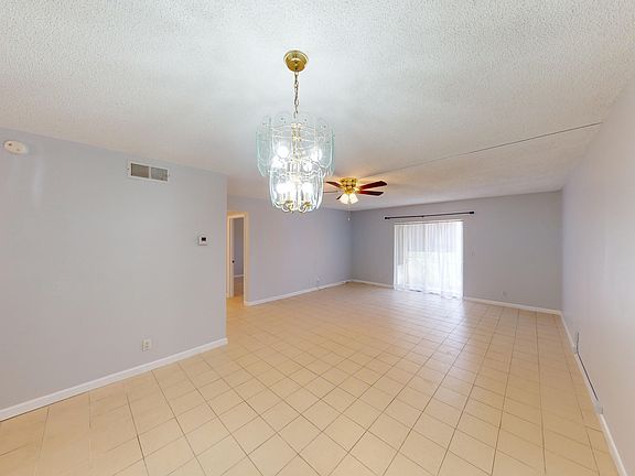 4th image of 105 Oxford Ct #200