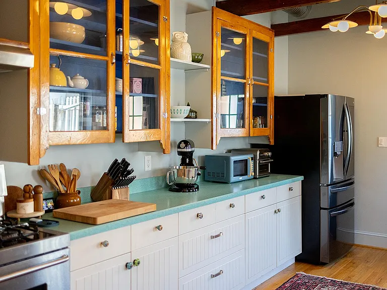 _____ Explore our kitchen: fridge, 2 stove tops, and dining for four. Adorned with a beautiful rug, it's a warm and stylish culinary space to cook, dine, and make memories. _______