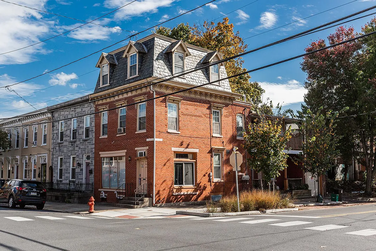 Exterior view - unit is on floor 2 and 3. - 447 N Charlotte St