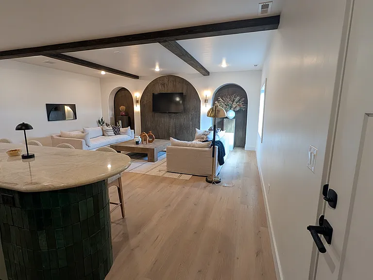 1094 W Marigold Dr — Photo 2