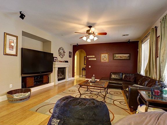 3rd image of 713 Bighorn Creek St