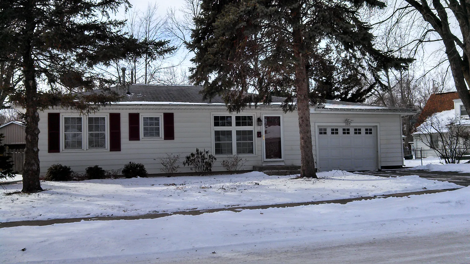 203 Meadowbrook Dr photo 1