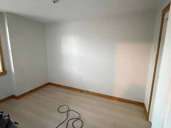 4th image of 1136 Mapleton Rd