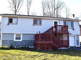 1647 Sunny Side Dr, Tobyhanna, PA 18466