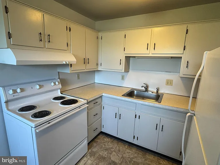 3876 Shadywood Dr #8 — Photo 8