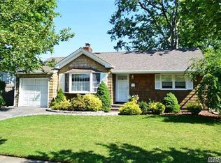 4 Relda St, Plainview, NY 11803