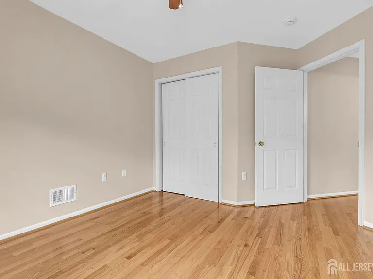 8 Edith Dr — Photo 36