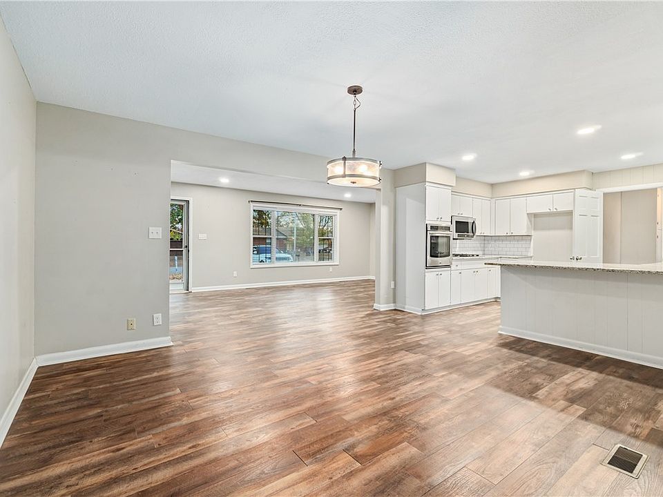 1st image of 218 W Eliff St