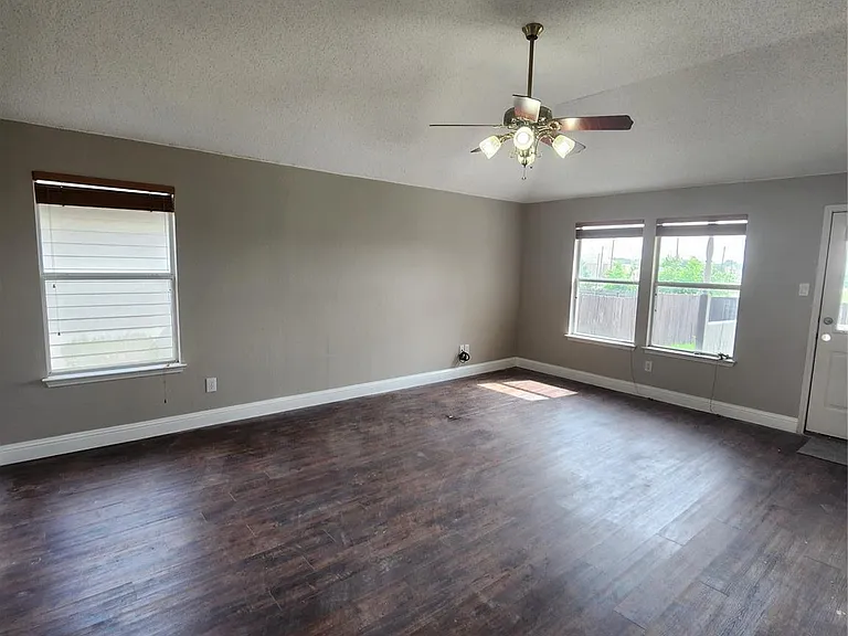 907 Live Oak Dr — Photo 5