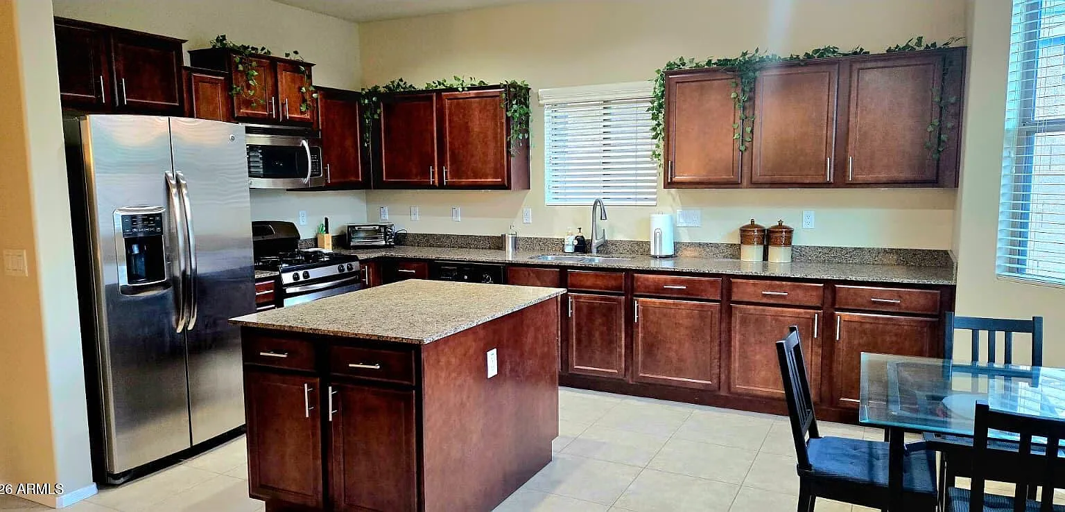 3 bed, 2.5 bath, 2414 sqft, $3,100 — Photo 1
