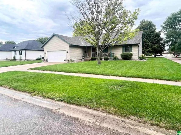 132 Green Court Dr, Elk Point, SD 57025
