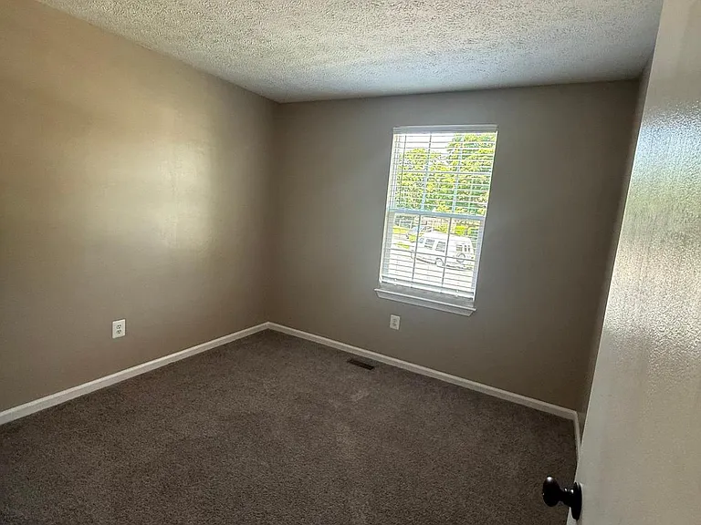 805 London Ct — Photo 27
