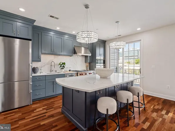 406 Regatta Dr, Philadelphia, PA 19146
