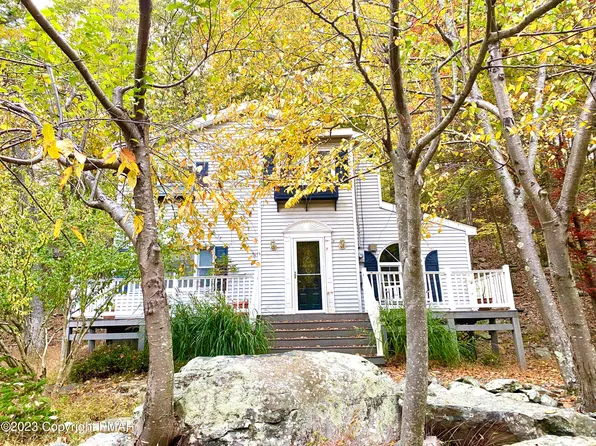 3213 Carlisle Ct, Bushkill, PA 18324