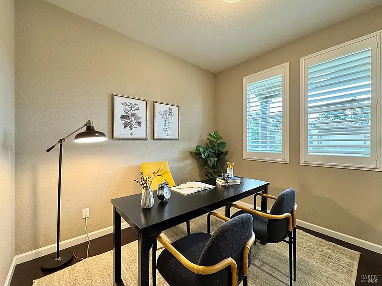 874 Erin Way — Photo 3