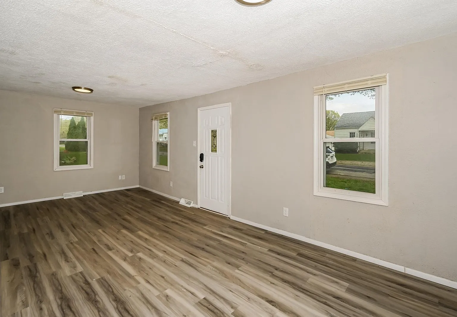 3 bed, 1.5 bath, 1773 sqft, $1,322 — Photo 3