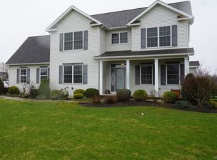 6512 Crestfield Ln, Lockport, NY 14094