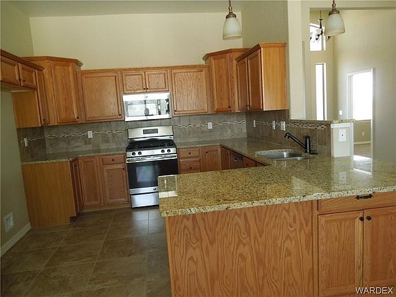 4th image of 2410 Iroquois Dr