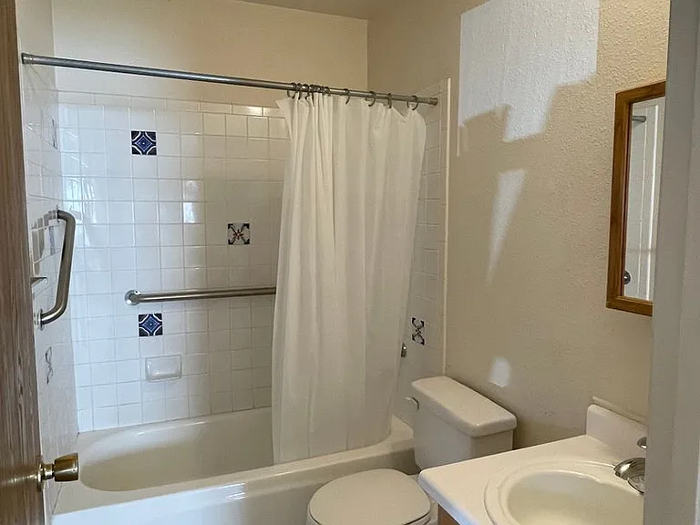 2210 W Alameda St — Photo 13