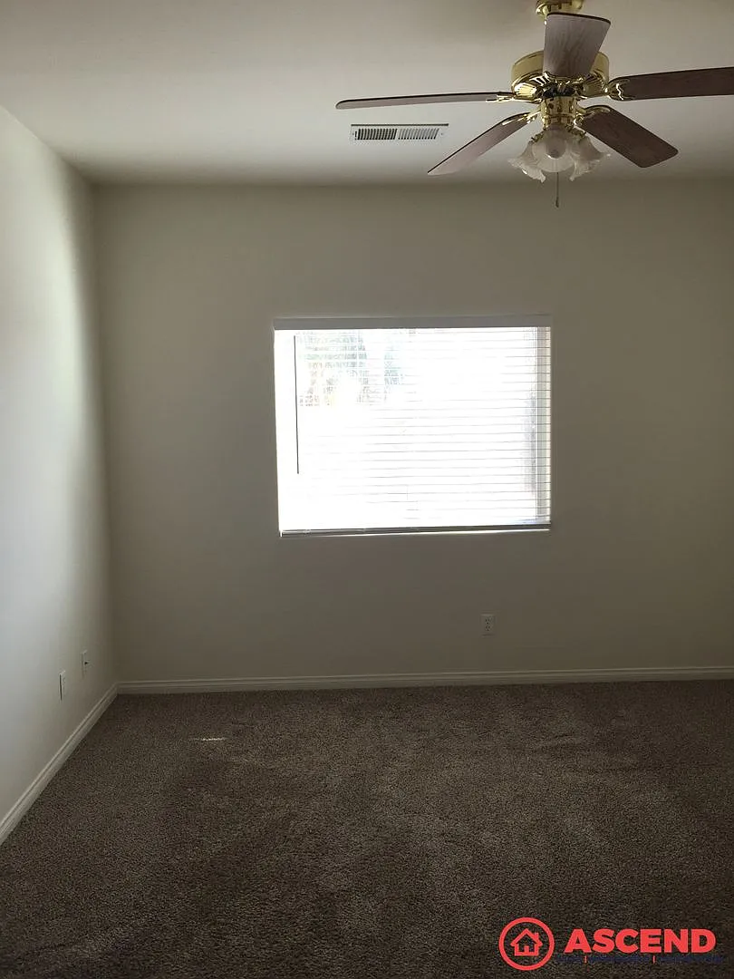 Spacious 5BD/2BA Home in Bakersfield's 93306 — Photo 4