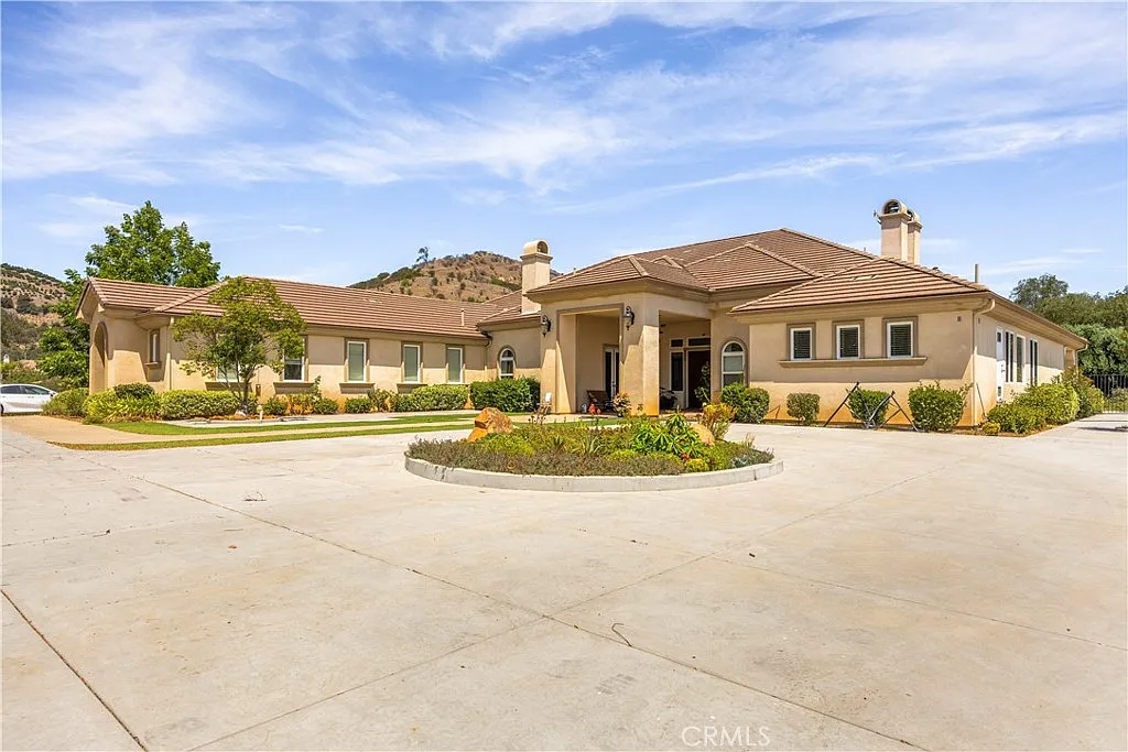 5 bed, 4380 sqft, $10,000 — Photo 1