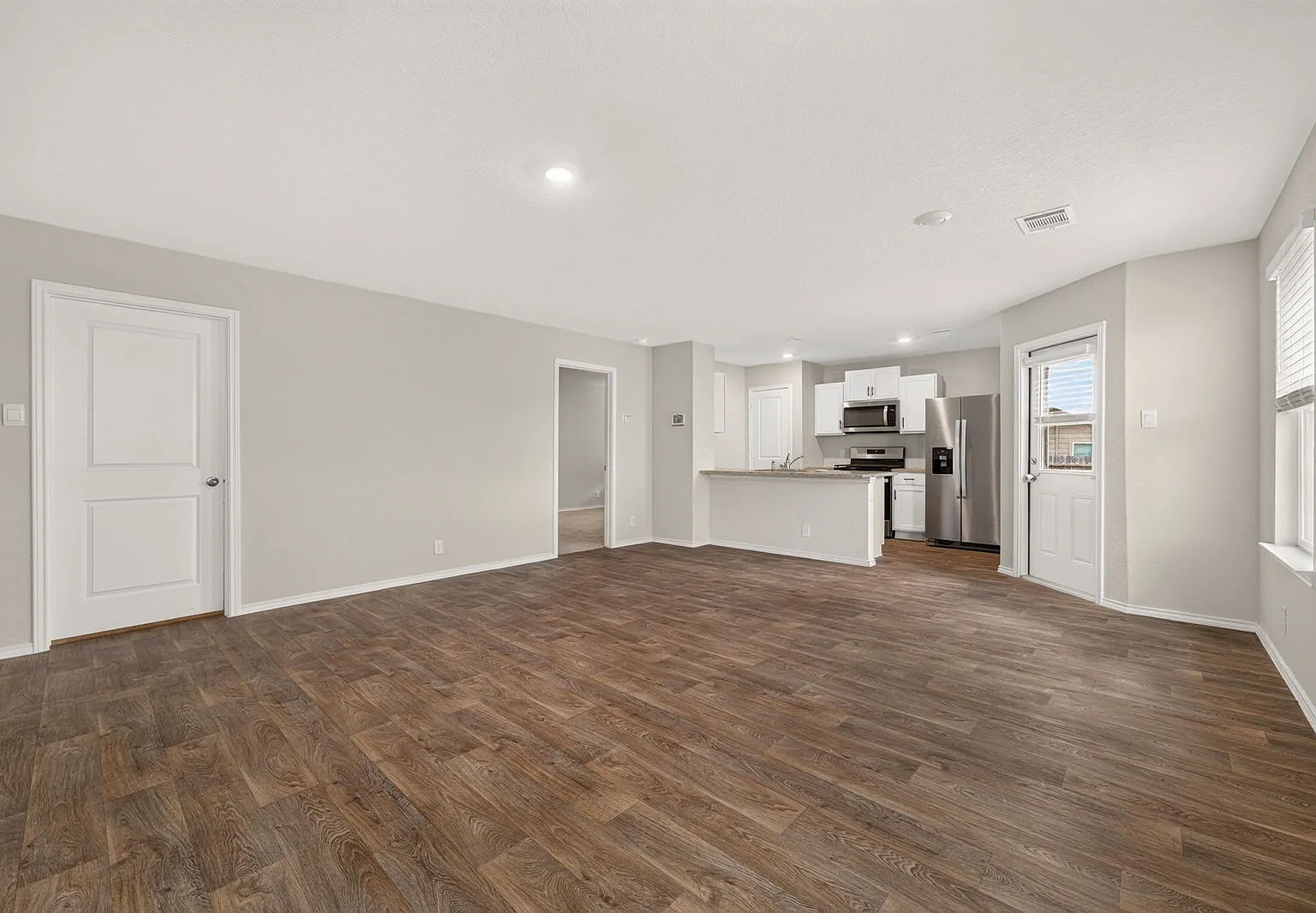 3 bed, 2.0 bath, 1180 sqft, $1,650 — Photo 3