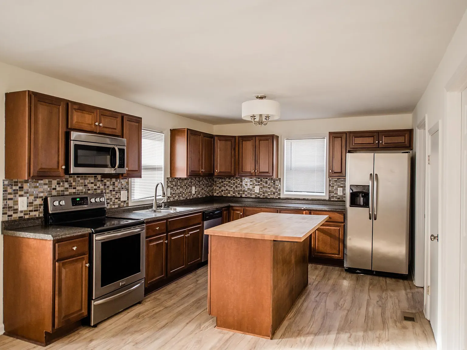 3 bed, 1.5 bath, 1200 sqft, $1,575 — Photo 1