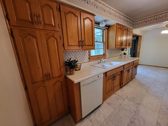 3rd image of 1821 Oak St