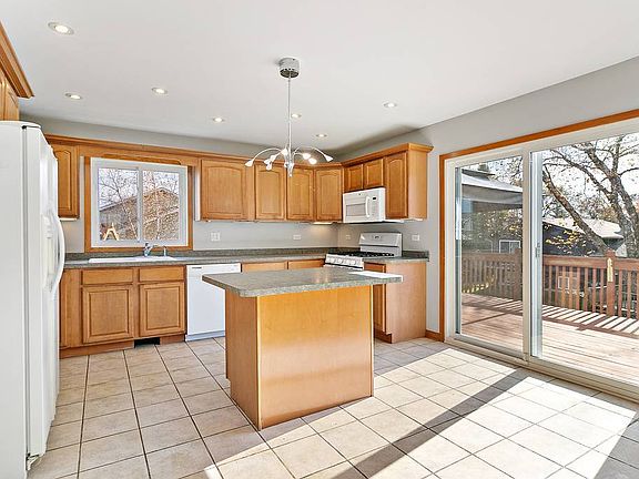 3rd image of 613 Lake Breeze Ct