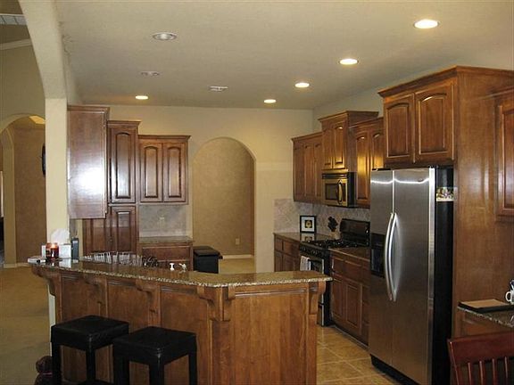 Beautiful Open Kitchen Lots of Cabinets