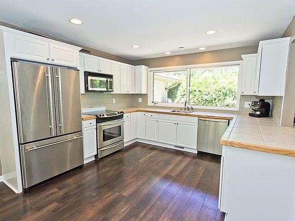 3rd image of 3059 Oakhill Dr