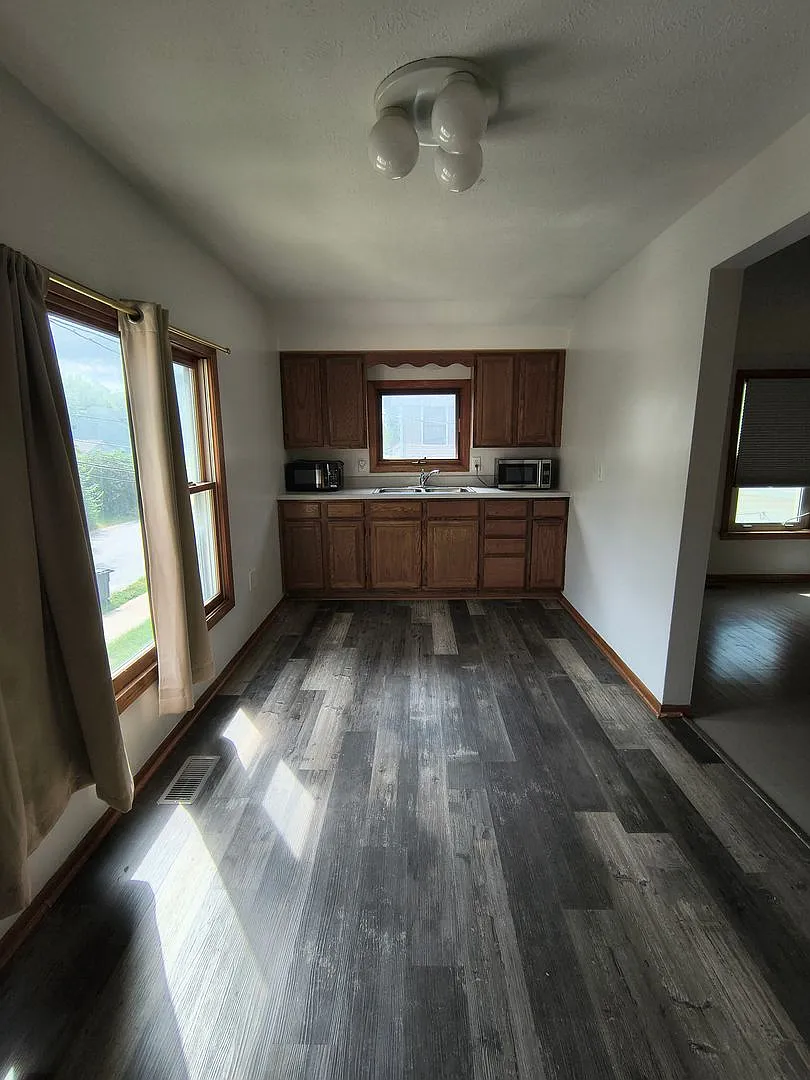 1218 Pleasant St — Photo 1