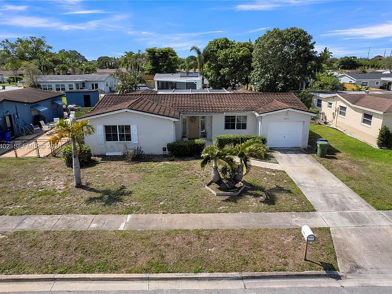6924 NW 8th Ct — Photo 3