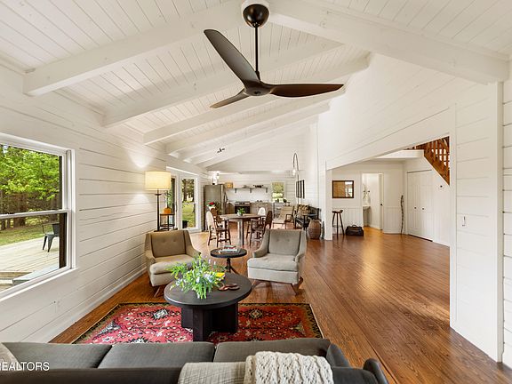 11th image of 284 Savannah Shores Dr