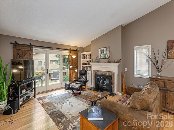 5th image of 606 Red Oak Dr