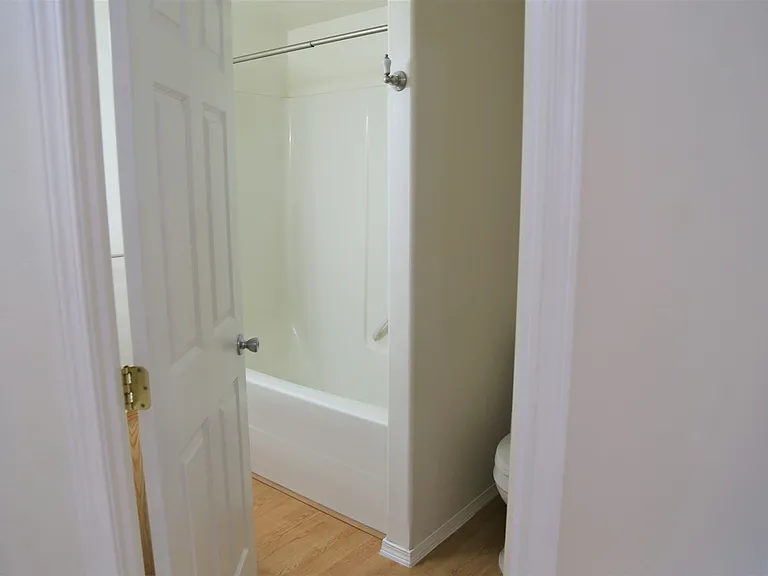 137 SW Wake Robin Ave — Photo 6