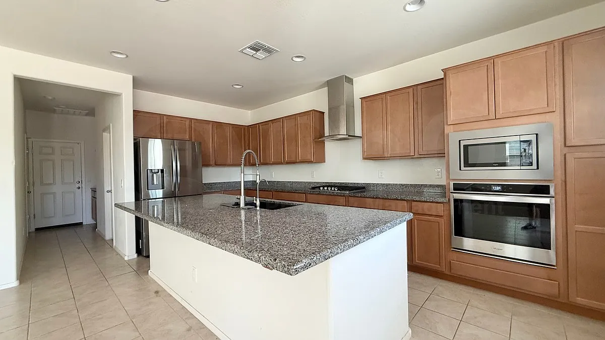 5 bed, 3.0 bath, 2939 sqft, $3,250 — Photo 3