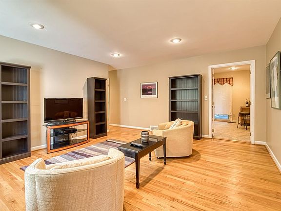 3rd image of 511 Maxine Dr