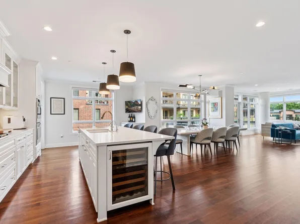 875 Lake St N APT 201, Wayzata, MN 55391