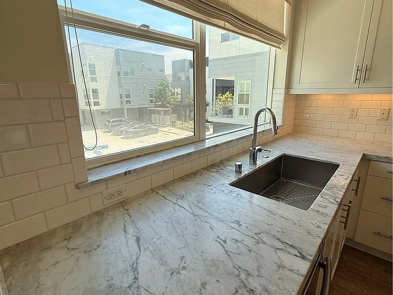 1527 Sullivan Ave — Photo 37