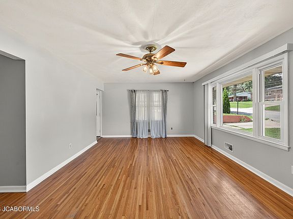 4th image of 1605 Stadium Blvd