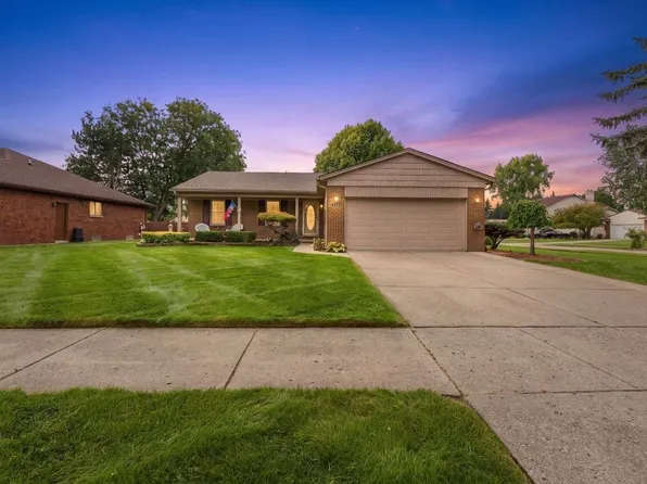 31656 Twin Oaks Dr, Chesterfield, MI 48047