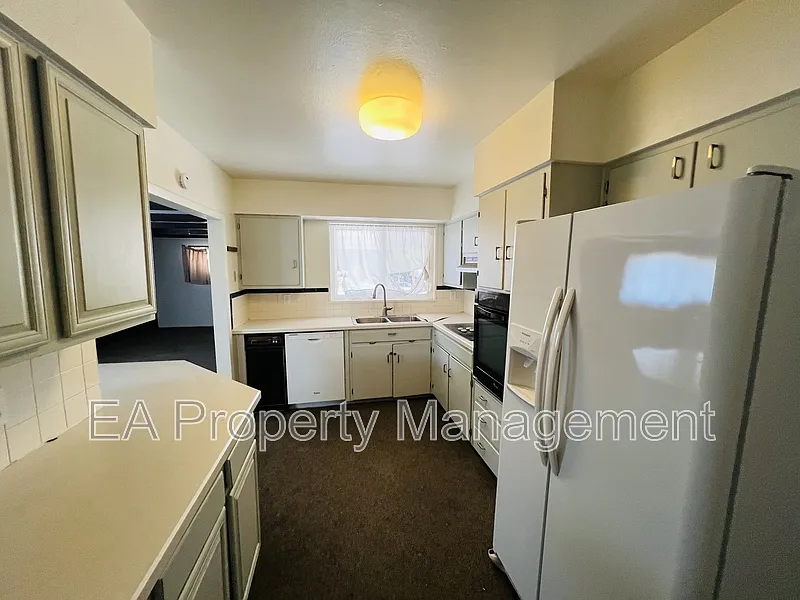 4 bed, 2.0 bath, 2071 sqft, $2,150 — Photo 4