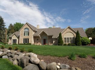 1400 Barrington Woods Dr, Brookfield, WI 53045