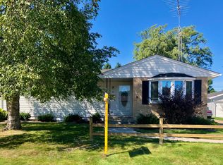 928 Rosemere Cir, Manitowoc, WI 54220