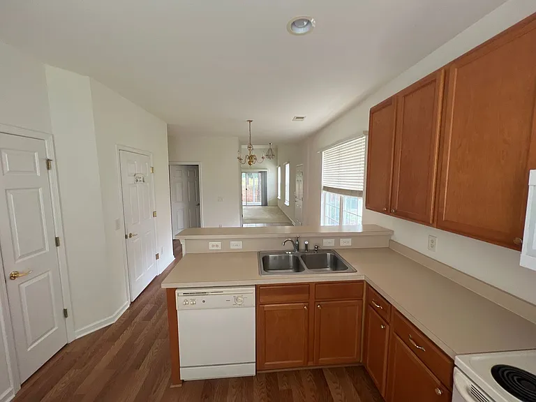 281 Connemara Dr #E — Photo 20