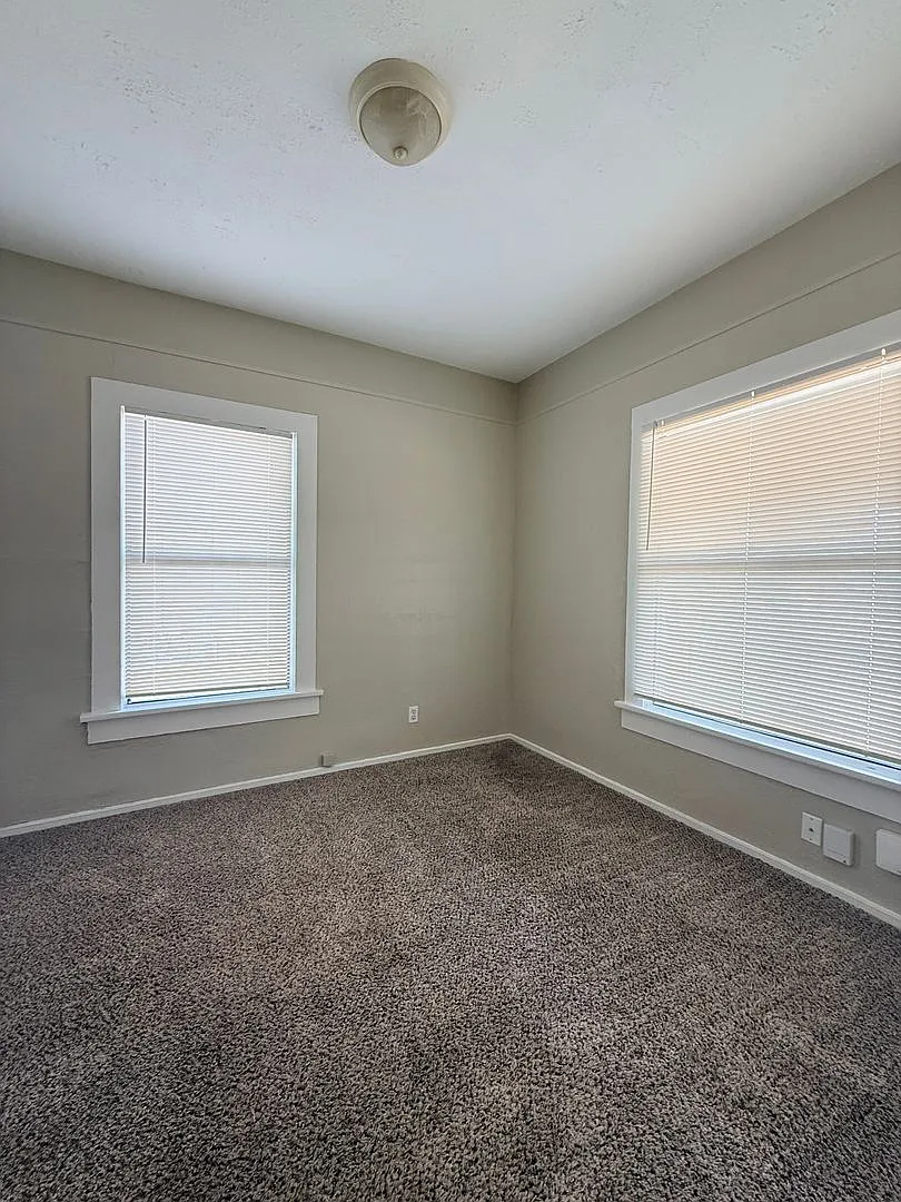 Spacious 3 Bed 1.5 bath - Kemp Blvd — Photo 3