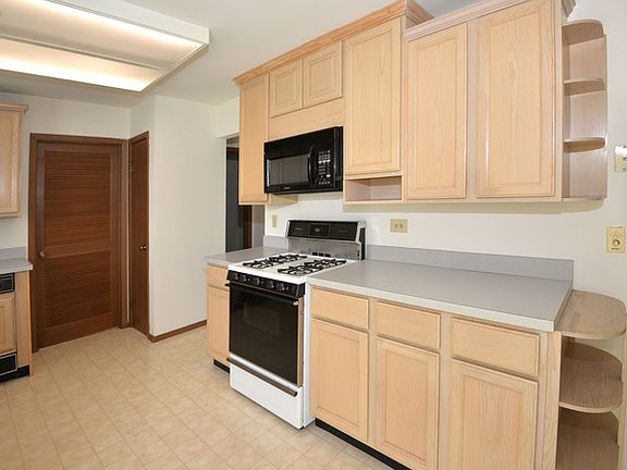 5th image of 1123 Colony Lake Dr