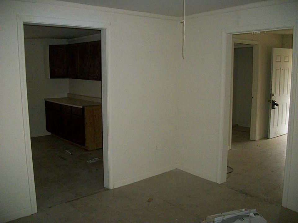 1st image of 905 W Burleson St